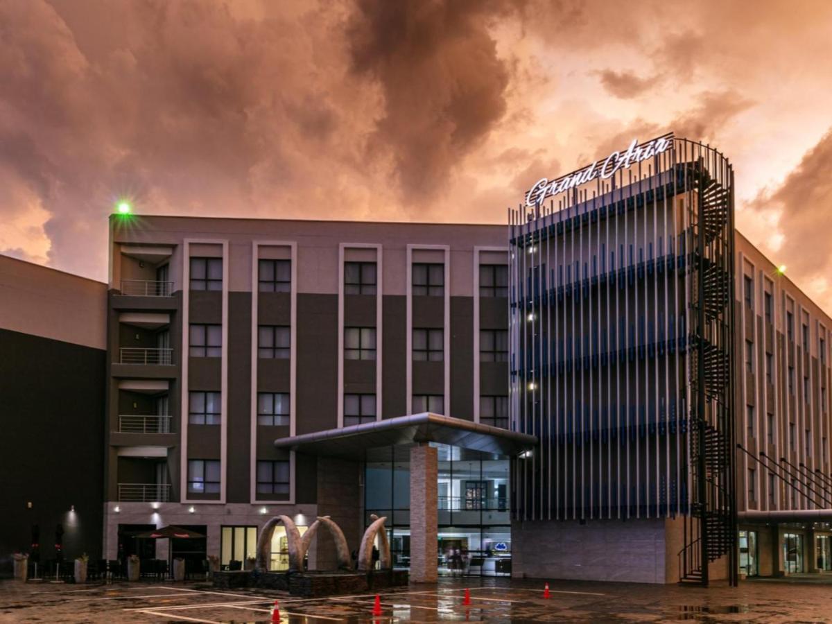 The Grand Aria Hotel And Conference Centre ハボローネ エクステリア 写真